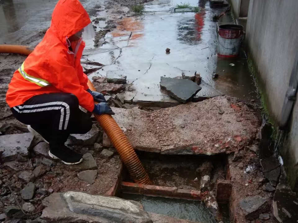 青龙专业清理污水池 炜誉市政以规范流程守护城市 “肠道”