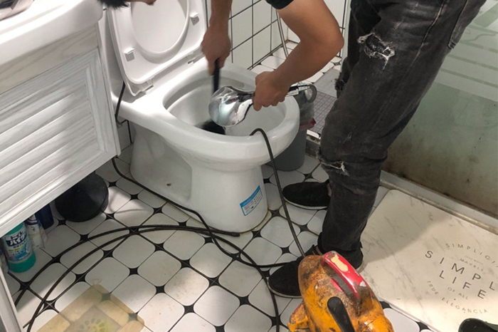 青龙马桶堵塞自己疏通还是找师傅?专业上门服务让你省时更省心