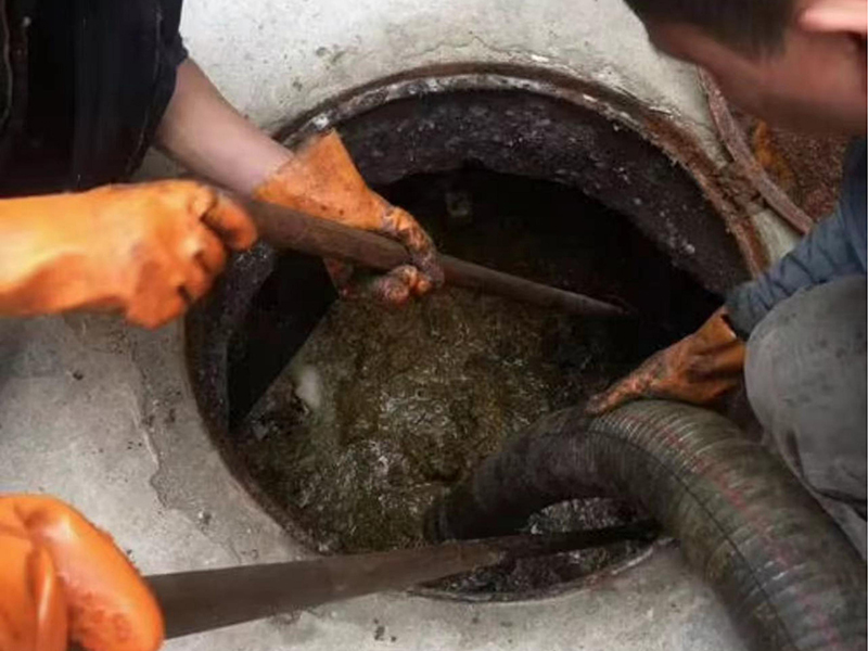 青龙清理化粪池时如何避免沼气的危害?